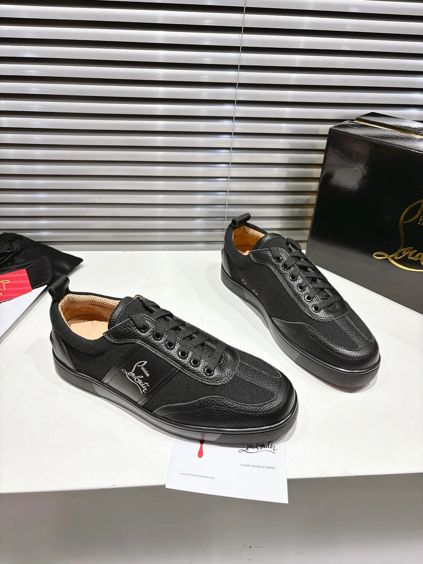 👟👟Ex-factory price 680👟👟 ╔Low top logo sports shoes╗ ·Top version customization·2025𝐬𝐬 𝑪𝒉𝒓𝒊𝒔𝒕𝒊𝒂𝒏 𝑳𝒐𝒖𝒃𝒐𝒖𝒕𝒊𝒏 Retero flat sneakers are smooth and crafted in white grained calfskin and canvas. It is decorated with a stylish side strap with the iconic Maison Christian Louboutin logo, contrasting with Cuoio brown leather for an effortlessly stylish look. This modern sneaker combines a retro '70s look with modern sophistication, featuring a flexible construction. ▪️No matter the last type, fabric, rhinestones, nails, lining, outsole, it is as close as possible to ZP... ▪️The original sole is specially provided by the original factory ▪️The lining is imported water-dyed cowhide ▪️Private customization time is about 3-7 days —————— Size: Women's 35M-41M Men's 38M-47M